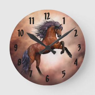 Alzar el reloj de pared redondo del caballo de