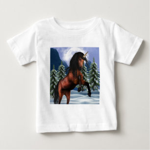 Alzar la camiseta del bebé del unicornio de la