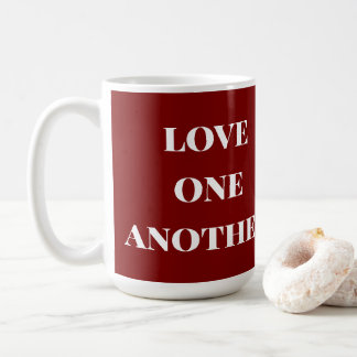 Ama a otros taza de café