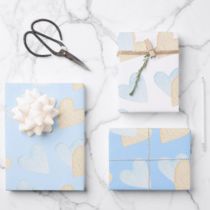 Ama, niño pequeño envuelve hojas de papel