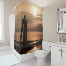 Amanecer dorado sobre la cortina de ducha de agua