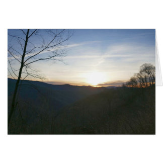 Amanecer en las montañas humeantes