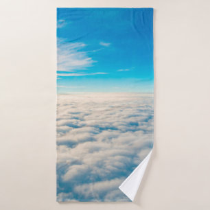 Amanecer por encima de las nubes desde la ventana 