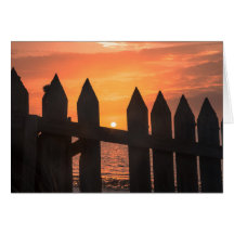 Amanecer por una valla