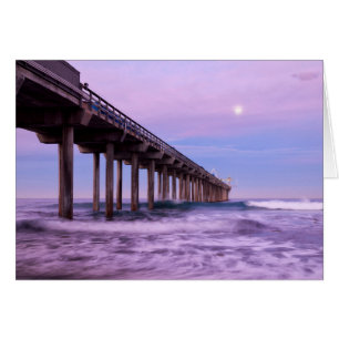 Amanecer púrpura sobre el muelle, California