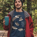 Amantes de las aves Canadá Ilustracion Geese perso<br><div class="desc">Crea un regalo personalizado que es perfecto para los amantes de las aves o crea tu propio recuerdo personalizado. Esta camiseta gráfica personalizado tiene ilustraciones de estilo realista de gansos de Canadá en blanco y negro marrón. En medio de los gráficos de este tee hay un lugar para añadir tu...</div>