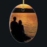 Amantes en el ornamento del lago sunset<br><div class="desc">Este ornamento de la fotografía de la bella arte ofrece a dos amantes en silueta que disfrutan de la puesta del sol en el lago Cayuga en Ithaca, NY. Éste es uno de los lagos finger upstate de Nueva York. Naranja hermoso, amarillo y colores oro las ondas y las ondulaciones...</div>