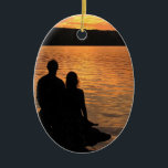 Amantes en el ornamento del lago sunset<br><div class="desc">Este ornamento de la fotografía de la bella arte ofrece a dos amantes en silueta que disfrutan de la puesta del sol en el lago Cayuga en Ithaca, NY. Éste es uno de los lagos finger upstate de Nueva York. Naranja hermoso, amarillo y colores oro las ondas y las ondulaciones...</div>