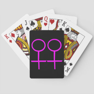 Amantes lesbianos jugando cartas