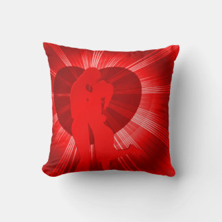Amantes rojos apasionados lanzan almohada