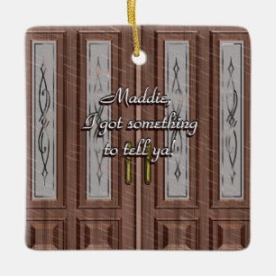 Amar A Knocks En El Ornamento De La Puerta Delante