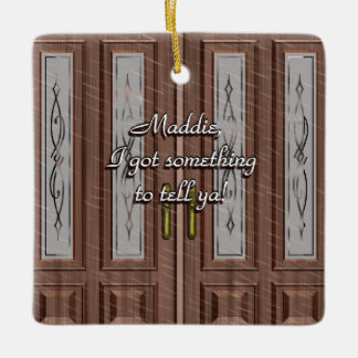 Amar A Knocks En El Ornamento De La Puerta Delante