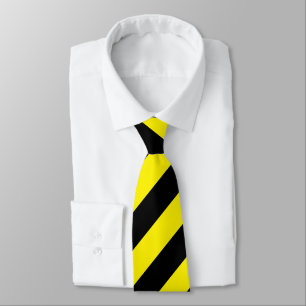 Amarillo y corbata de las rayas negras
