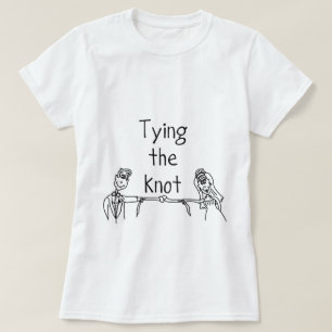 Amarrando la camiseta del nudo