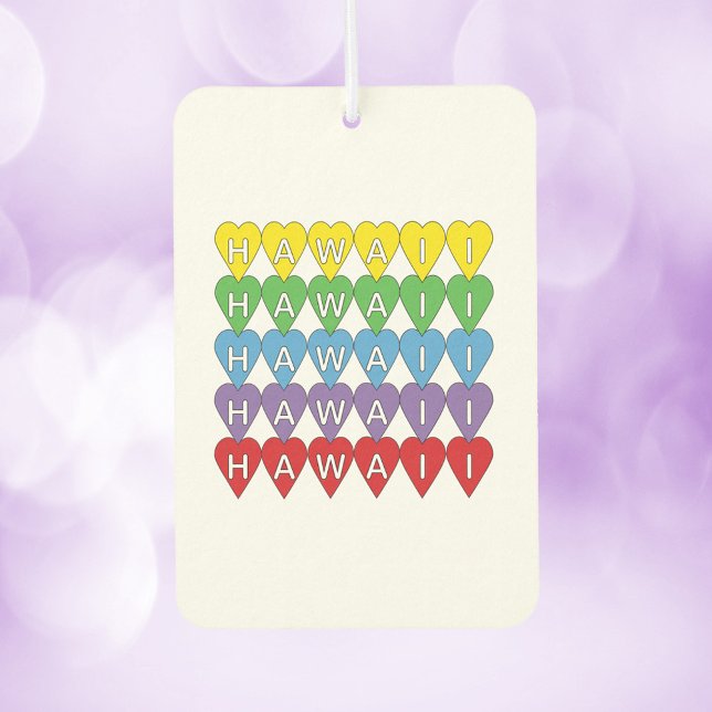 Ambientador Arcoiris del corazón de Hawái (An air freshener that says Hawaii with yellow, green, blue, purple and red hearts.)