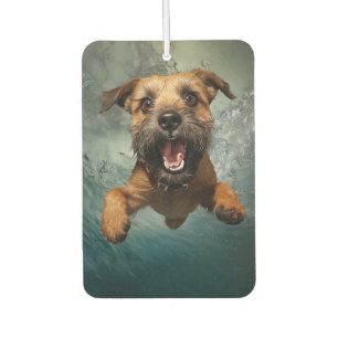 Ambientador Diseño de perro juguetón nadando bajo el agua