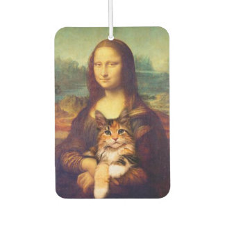 Ambientador Mona Lisa sosteniendo a su gato mascota Leonardo d