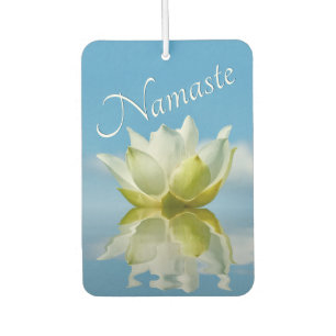 Ambientador Namaste que refleja la flor blanco Lotus en el cie
