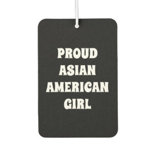 Ambientador Orgulloso Chica asiático-americano, auto blanco ne