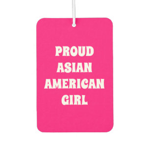 Ambientador Orgulloso Chica asiático-americano, auto blanco ro