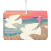 Palomas volando sobre el lago