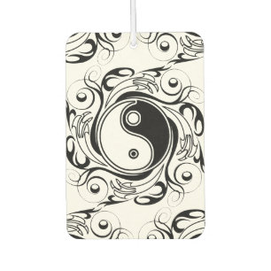 Ambientador Símbolo de Yin y Yang en estilo de tatuaje en blan