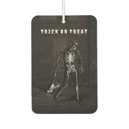 Ambientador Trick or Treat. Man dressed as skeleton