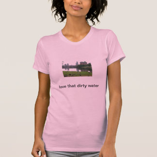 ame esa camiseta sucia del agua