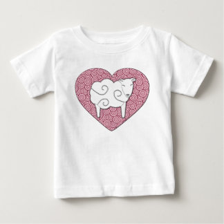 Ámele corazón del retruécano con la camisa de las