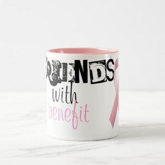 Amigos con la taza de la ventaja