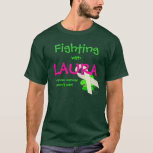 Amigos de la lucha de Laura con la camiseta de la