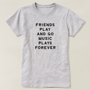 Amigos y música citan camiseta de mujeres