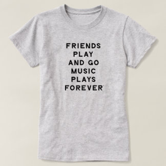 Amigos y música citan camiseta de mujeres