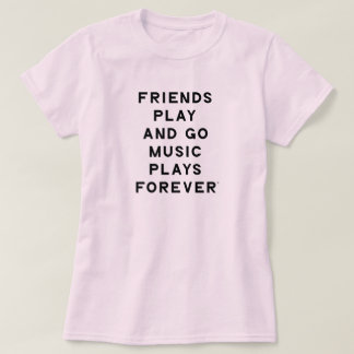 Amigos y música citan camiseta de mujeres