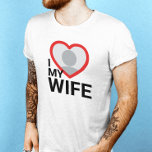 Amo a mi esposa menea camisetas<br><div class="desc">Crea tu propio I Love My Wife mens Photo Text T-Shirt con esta plantilla moderna y divertida de camisetas que incluye una moderna y fresca fuente sans serif y una foto de esposa en un enorme corazón rojo. Añade tu propia foto, tu nombre o cualquier texto personalizado. El diseño de...</div>