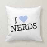 Amo el Cojín decorativo Nerds<br><div class="desc">Perfecto para una habitación dormitorio o dormitorio,  esta almohada luminosa y alegre cuenta con el dicho I Heart Nerds en negro y azul bebé. Ilustraciones de Sanqunetti Design.</div>