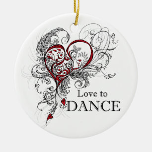 Amor a bailar alrededor del ornamento
