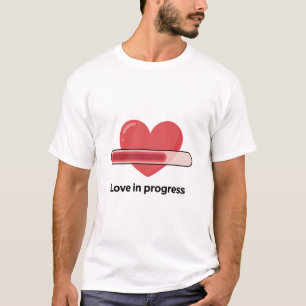 Amor en progreso cargando camiseta