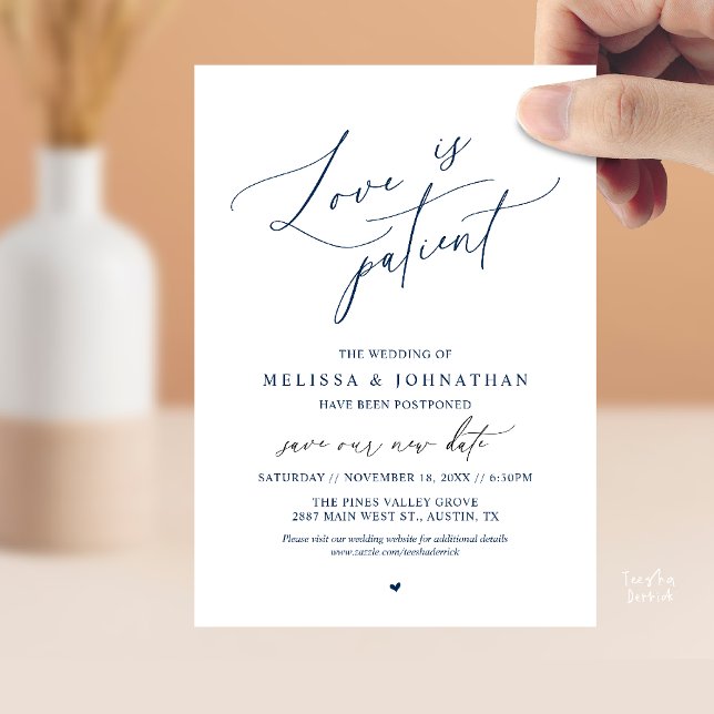 “Amor es Paciente” Anuncio de Postergación de Boda (“Love Is Patient” Wedding Postpone Announcement Date Change Card in Navy Blue)