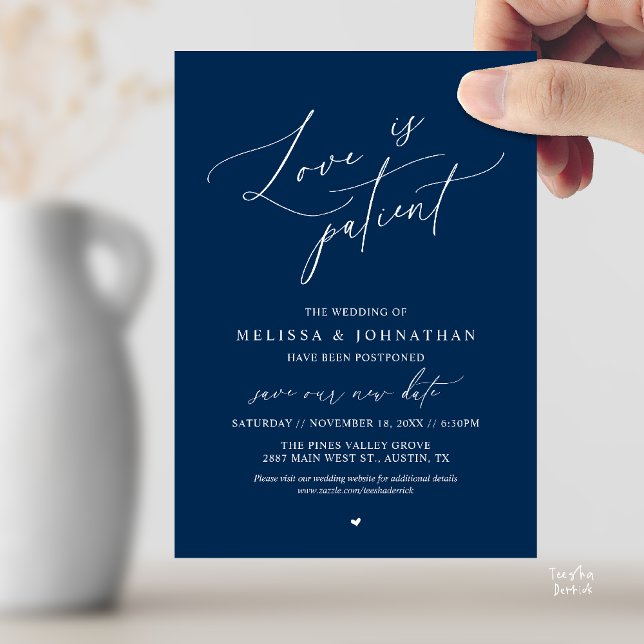 “Amor es Paciente” Anuncio de Postergación de Boda (“Love Is Patient” Wedding Postpone Announcement Date Change Card in Navy Blue)