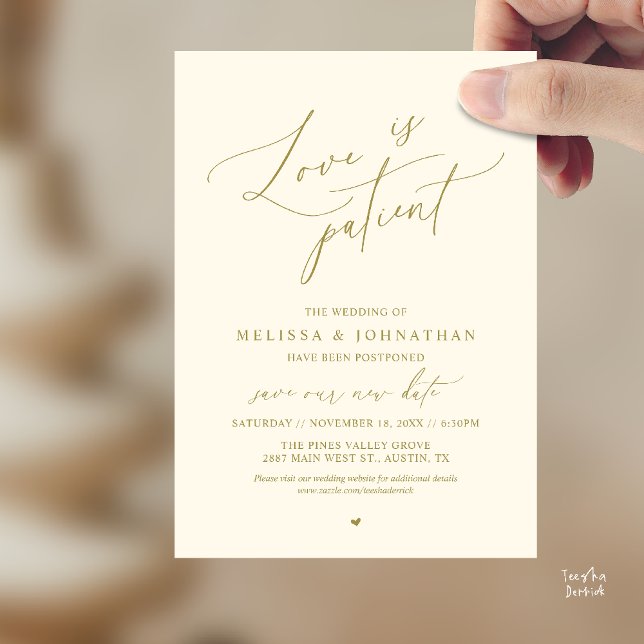 “Amor es Paciente” Boda Cambio de fecha anuncio (“Love Is Patient” Wedding Postpone Announcement Date Change Card in Yellow Gold)