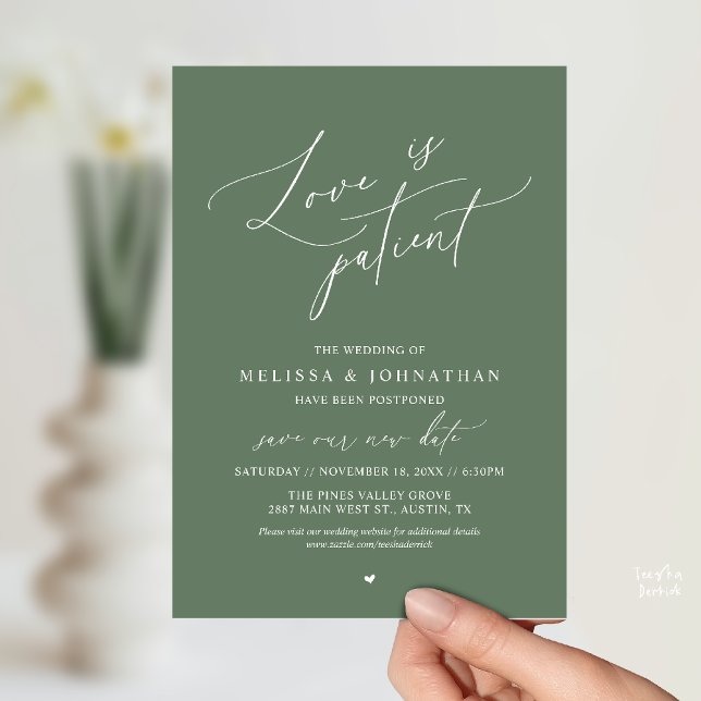 “Amor es Paciente” Cambio de fecha de boda anuncio (“Love Is Patient” Wedding Postpone Announcement Date Change Card in Sage Green)