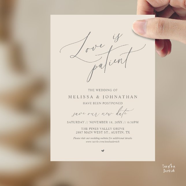“Amor es Paciente” Cambio de fecha de boda anuncio (“Love Is Patient” Wedding Postpone Announcement Date Change Card in Cream Grey)
