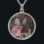 "Amor Eterno" collar fotográfico personalizado<br><div class="desc">Crea un recuerdo eterno con el collar de fotos personalizadas "Amor Eterno", un regalo que valorará para siempre. Este collar es un gesto exquisito y sincero que te permite personalizar con tu foto favorita juntos, capturando un momento que es querido para ambos. La palabra "amor" está delicadamente escrita en un...</div>