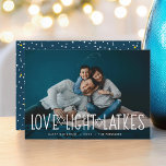 Amor, luz y linternas | Tarjeta fotográfica Hanukk<br><div class="desc">La tarjeta de fotos de Hanukkah, fina y desenfadada, incluye tu foto horizontal o paisajista favorita con "amor, luz, lagos", con letras blancas acentuadas con estrellas de David. Personaliza con tu saludo de Hanukkah, nombres y el año bajo. Las tarjetas se revierten a un patrón de nieve y estrellas en...</div>