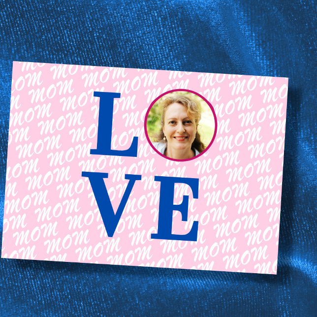 Amor Mamá Amor Madre moda moderna Tarjeta de foto  (The background text template can fit 2 or 3 upper case letters, maybe 1 or 2 more with lower cases.)