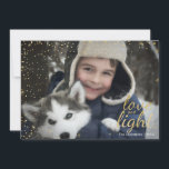Amor Nevado del azul y del oro y tarjeta ligera de<br><div class="desc">La tarjeta elegante y linda de la foto del día de fiesta de Jánuca es perfecta para todos sus amigos y familia estas vacaciones. Movimientos azules de la pintura de la acuarela de las características en la parte posterior con las estrellas y los copos de nieve del oro en la...</div>