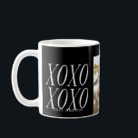 Amor XOXO en negro | Jarra<br><div class="desc">¡Sip con estilo! Personalizado Los tazas fotográficas hacen los dones perfectos :) personalizar fácilmente el color de fondo a la sombra de su elección! Simplemente haga clic en el botón "Personalizar" y seleccione su color de fondo de las muestras. Toda la fotografía se muestra sólo como muestra y no se...</div>