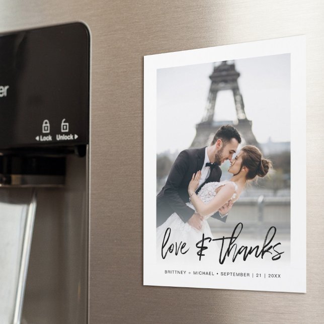 Amor y agradecimiento modernos. (Show your appreciation to your loved ones with an awesome photo thank-you card!)