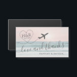 Amor y gracias a la boda de playa Favor Magnet<br><div class="desc">Destino de playa boda pequeño mini imán favor (el tamaño de una tarjeta de visita) con un logo monograma de un aeroplano cardíaco personalizado sobre una lujosa puesta de sol rosa en una playa de arena con olas oceánicas y moderno diseño de citas de "amor y agradecimiento". Haga clic en...</div>